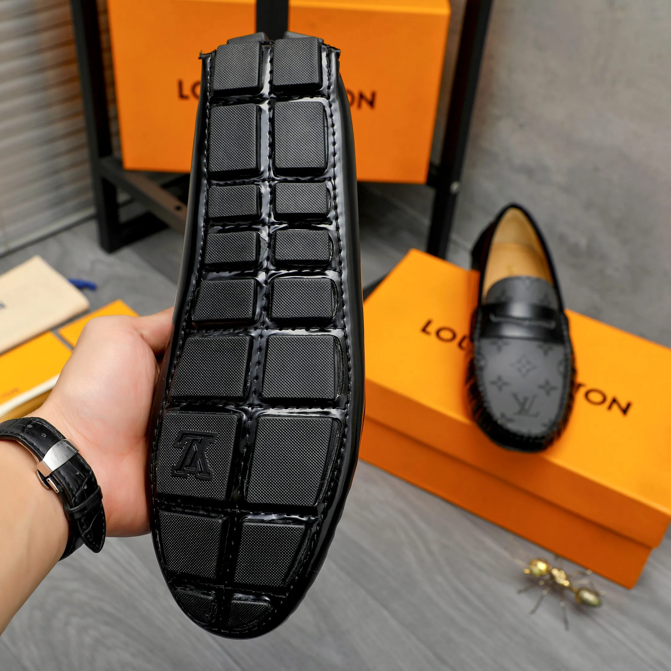 Men's shoes 💰p420 Product trademark: LV "Louis Vuitton" casual slip-on men's shoes Regular size: 38-44 Product materials: Selected classic print splicing patent leather upper, sheepskin lining, original rubber outsole